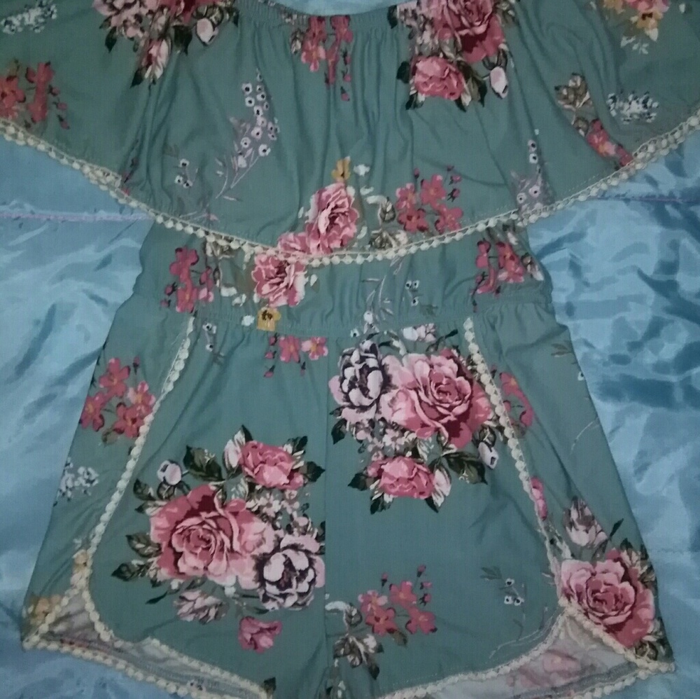 Size medium - Adorable floral romper shorts.